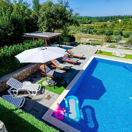 Idylic Escape House With Pool *