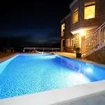 Idylic Escape House With Pool *