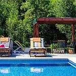 Idylic Escape House With Pool Сasa de vacaciones
