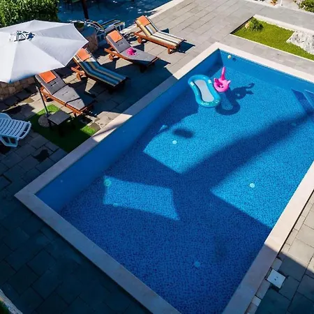 Idylic Escape House With Pool Čilipi