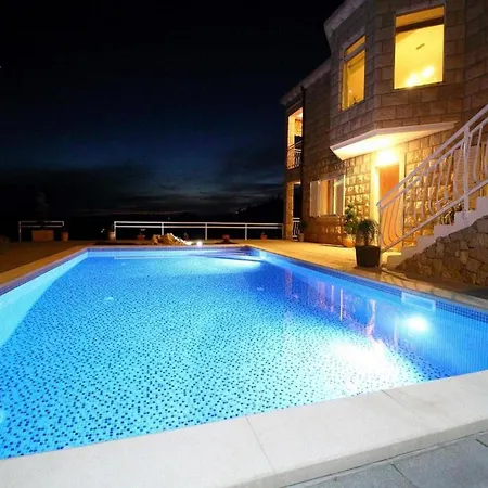 Idylic Escape House With Pool *