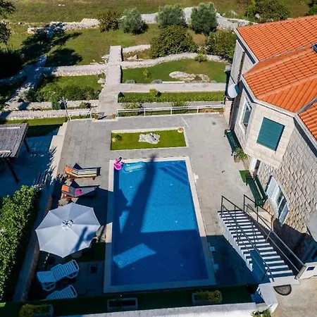 Idylic Escape House With Pool Сasa de vacaciones