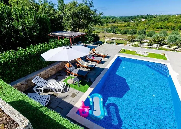 Idylic Escape House With Pool *