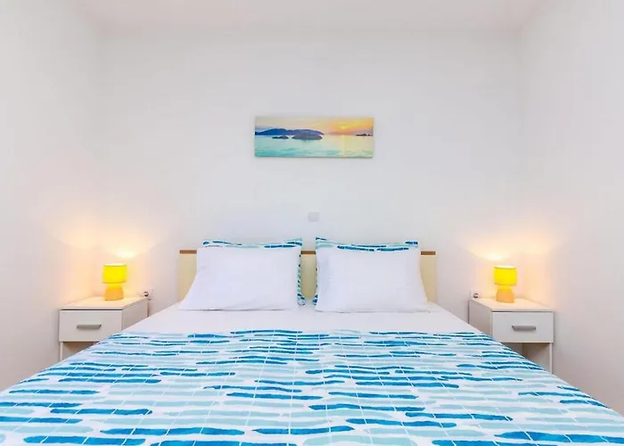 Idylic Escape House With Pool בית נופש Čilipi