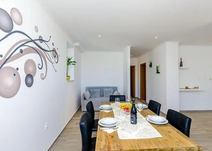 Idylic Escape House With Pool *