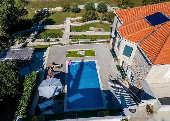 Idylic Escape House With Pool בית נופש