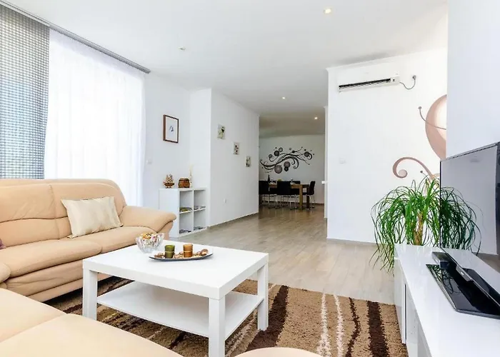 בית נופש Idylic Escape House With Pool *