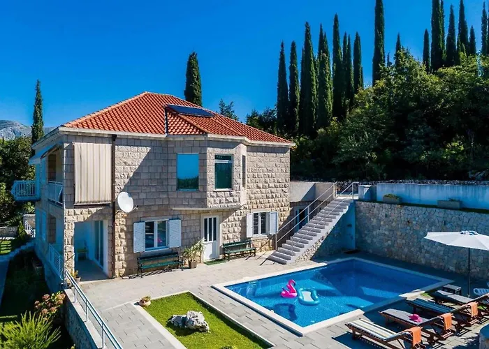 Idylic Escape House With Pool בית נופש Čilipi