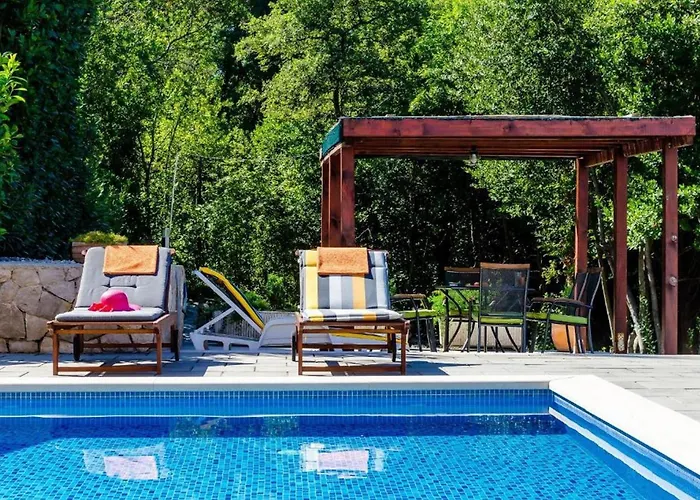 Idylic Escape House With Pool בית נופש